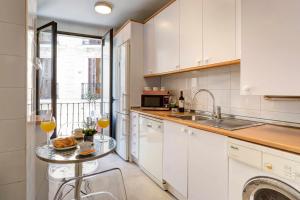 A kitchen or kitchenette at Royal Palace by SkyKey