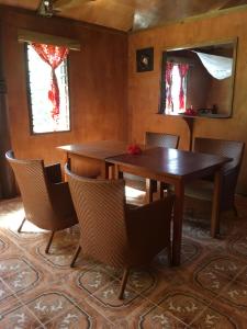 Waya Lailai Eco Haven في Wayasewa Island: غرفة طعام مع طاولة وكراسي خشبية