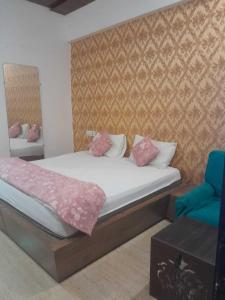 Postel nebo postele na pokoji v ubytování Hotel O Shubkamna