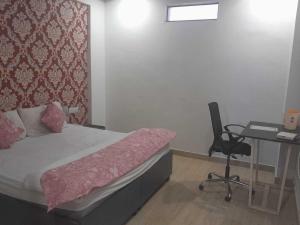 Postel nebo postele na pokoji v ubytování Hotel O Shubkamna