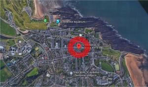 eine Karte mit einem roten Kreis in der Mitte in der Unterkunft Skye Sands - Balgove Penthouse Residence - St Andrews in St Andrews