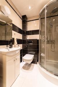 a bathroom with a toilet sink and a shower at Apartament Spokojna Przystań z prywatnym parkingiem - by SpaceApart in Karpacz