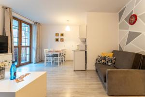 Kuchyň nebo kuchyňský kout v ubytování Apartament Spokojna Przystań w centrum z prywatnym parkingiem - by SpaceApart