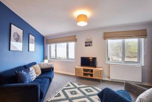 sala de estar con sofá y TV en Seaside Retreat sleeping 4 en Ilfracombe