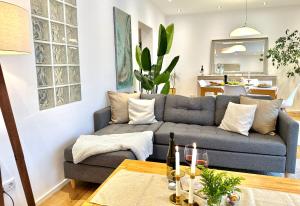 uma sala de estar com um sofá e uma mesa em Boutique L´AHRpartement Ahr-Terrasse-Zentral em Bad Neuenahr-Ahrweiler