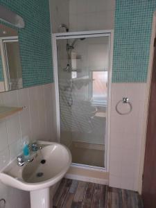 een badkamer met wastafel en douche bij Witton house in Blackpool +17 foto's