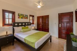 sypialnia z łóżkiem i wentylatorem sufitowym w obiekcie whala!bávaro - All Inclusive w Punta Cana