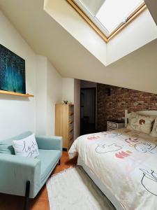 a bedroom with a bed and a couch at Apartamento Rural La Bandolera in El Bosque