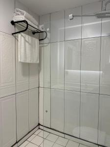 W łazience znajduje się prysznic ze szklanymi drzwiami. w obiekcie Kançul Hotel Taştepeler w mieście Şanlıurfa