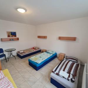 een kamer met twee bedden en een tafel erin bij NIKA beds in Pardubice