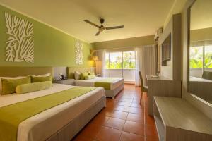 Cette chambre comprend deux lits et une salle de bains. dans l'établissement whala!bávaro - All Inclusive, à Punta Cana