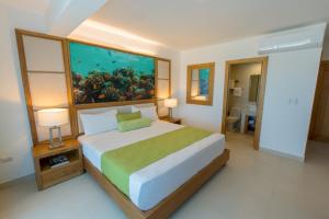 um quarto com uma cama grande e um aquário em whala!bávaro - All Inclusive em Punta Cana