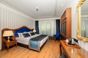 Un pat sau paturi într-o cameră la Mukarnas Pera Hotel