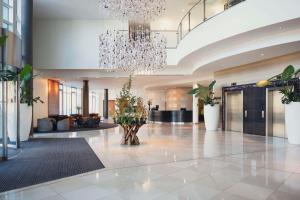 een lobby met een kroonluchter in een gebouw bij Hilton Reading in Reading