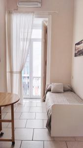 una camera con un letto e una grande finestra di B&B Napoli Campagnari a Napoli