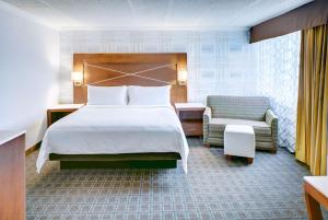 DoubleTree by Hilton Madison Downtown客房内的一张或多张床位