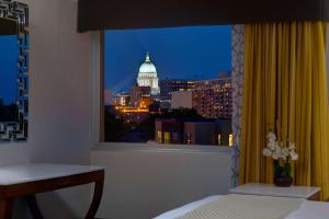 DoubleTree by Hilton Madison Downtown客房内的一张或多张床位