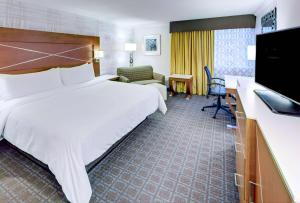 DoubleTree by Hilton Madison Downtown客房内的一张或多张床位