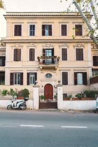 a house with a scooter parked in front of it at Vaticano/Trastevere Floreal Suite in Rome