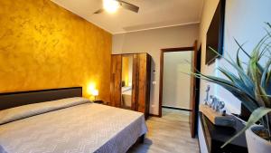 1 dormitorio con 1 cama y una maceta en Civic153 - Al Glicine Apartments en Verona