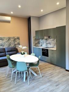 kuchnia i jadalnia ze stołem i krzesłami w obiekcie Civic153 - Al Glicine Apartments w Weronie