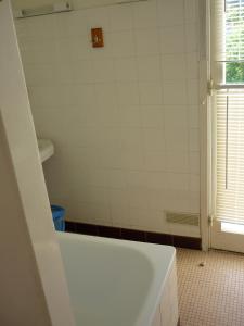 een badkamer met een bad en een raam bij T3 Sur plage Pereire première ligne in Arcachon