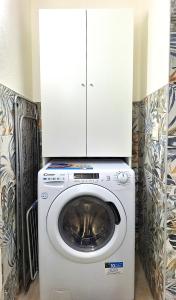 una lavadora con un armario encima en Civic153 - Al Glicine Apartments en Verona