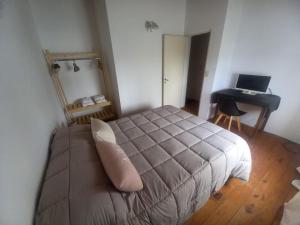 - une chambre avec un lit et un bureau avec un ordinateur portable dans l'établissement Duplex Alvear 112, à Venado Tuerto