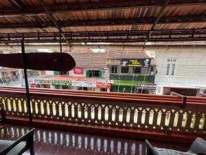 d'un balcon avec vue sur le bâtiment. dans l'établissement B Hostel, à Fort Kochi