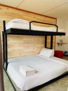 innbox Chiangmai Hotel emeletes ágyai egy szobában