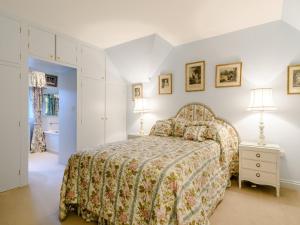 a bedroom with a bed with a bedspread at 3 Bed in Presteigne 78336 in Evenjobb