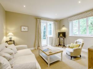 una sala de estar con muebles y ventanas blancos. en 5 Bed in Sherborne 79062, en Wincanton