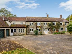 an old stone house with a large driveway at 5 Bed in Sherborne 79062 in Wincanton