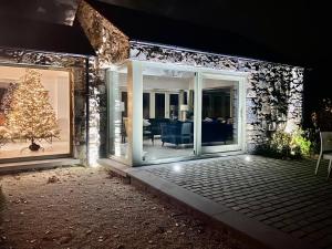 ein Haus mit einem Weihnachtsbaum am Eingang in der Unterkunft Ballyheifer House - a beautiful 5 bedroom home. in Magherafelt