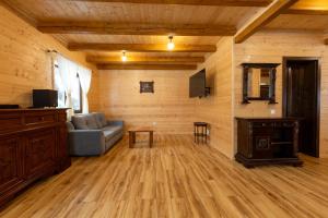 a living room with a couch and a fireplace at Cabana Magura Belis in Călăţele