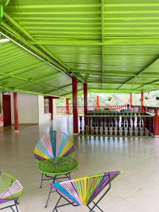 een kamer met stoelen en een groen plafond bij El piedron in Bogota