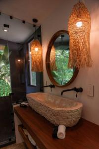 Vannas istaba naktsmītnē Villa Lila: Ocean View Luxury Villa, BRAND NEW