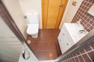 een kleine badkamer met een toilet en een wastafel bij Precioso ático en Sanxenxo in Sanxenxo