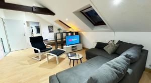 uma sala de estar com um sofá e uma televisão em Centraly "work & stay Apartments" in Mechernich em Mechernich