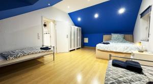 um quarto com 2 camas e uma parede azul em Centraly "work & stay Apartments" in Mechernich em Mechernich