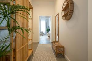 um corredor com uma cadeira e uma planta num quarto em Brand-new 2-room apartment in a top location em Viena