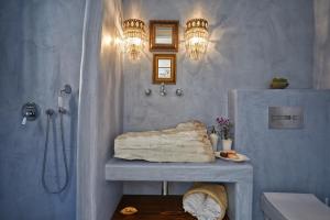 阿克羅蒂里的住宿－Arvanitis Cave Village，带淋浴和盥洗盆的浴室