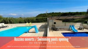 une publicité pour une piscine avec une photo de piscine dans l'établissement Camping Tikayan Félix de la Bastide, à Saint-Mitre-les-Remparts