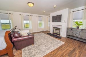 - un salon avec un canapé et une cheminée dans l'établissement Lake Vista Grand Villa - 7BR, Hot Tub, Sauna, Wi-Fi, à Kenai
