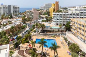 - une vue aérienne sur une ville avec une piscine dans l'établissement Lujo Borinquen 403 Vista al mar, à Playa de Fañabé