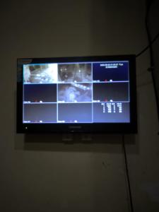 uma televisão de ecrã plano pendurada numa parede em SPOT ON 93367 Wisma Sidosari Syariah em Lampung