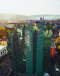 Blick auf ein hohes Gebäude in einer Stadt in der Unterkunft GHOTEL hotel & living Würzburg in Würzburg