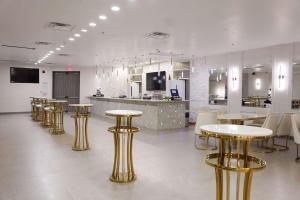 Salon ili bar u objektu Ramada by Wyndham DFW Airport