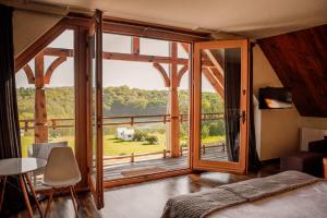 - une chambre avec une grande fenêtre offrant une vue dans l'établissement Hotel Głęboczek Vine Resort& Spa, à Wielki Głęboczek