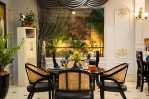 een eetkamer met een tafel en stoelen bij Hanoi Garden Hotel & Spa in Hanoi